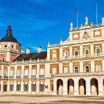Imponente fachada del Palacio Real de Madrid con arquitectura histórica y detallada, junto al río Manzanares, ideal para alojarse en el Hotel Madrid Río.