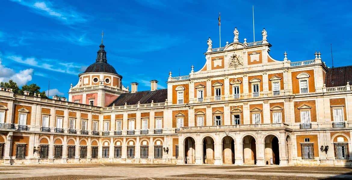 Imponente fachada del Palacio Real de Madrid con arquitectura histórica y detallada, junto al río Manzanares, ideal para alojarse en el Hotel Madrid Río.