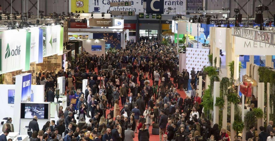 Gran exposición empresarial en hotel cerca de Madrid Río, ambiente profesional y concurrido.