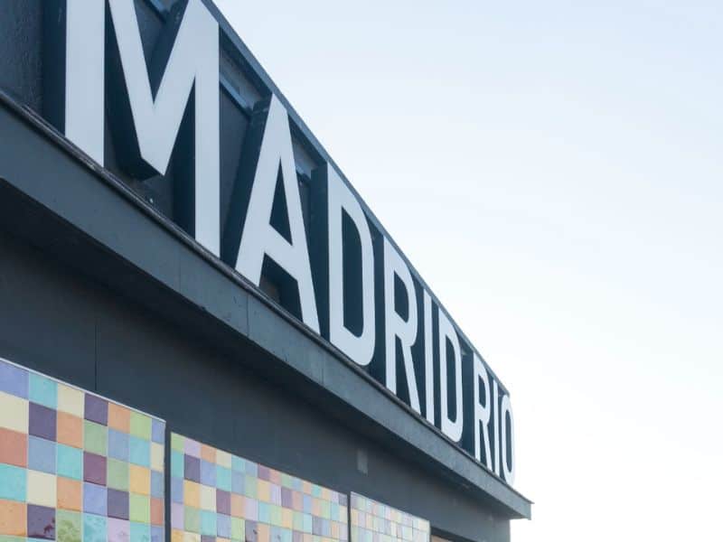 Hotel Madrid Río, alojamiento en Madrid cercano al río y parques, con habitaciones modernas y cómodas para una estancia perfecta.