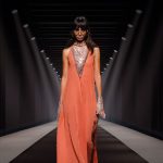 Elegante mujer caminando por un pasillo moderno, estilo luxury y sofisticado en hotel Madrid Río.