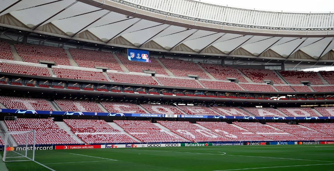 Estadio de fútbol en Madrid, imagen del estadio Santiago Bernabéu con capacidad para miles de espectadores y vistas impresionantes del campo y las gradas.
