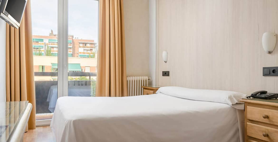 Habitación doble con vistas al río Madrid Río en hotel céntrico Madrid.