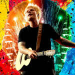 Colorido mural de graffiti y artista tocando guitarra en el hotel Madrid Río.