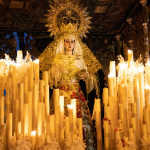 Altar de la Virgen de la Macarena en procesión religiosa en Madrid.