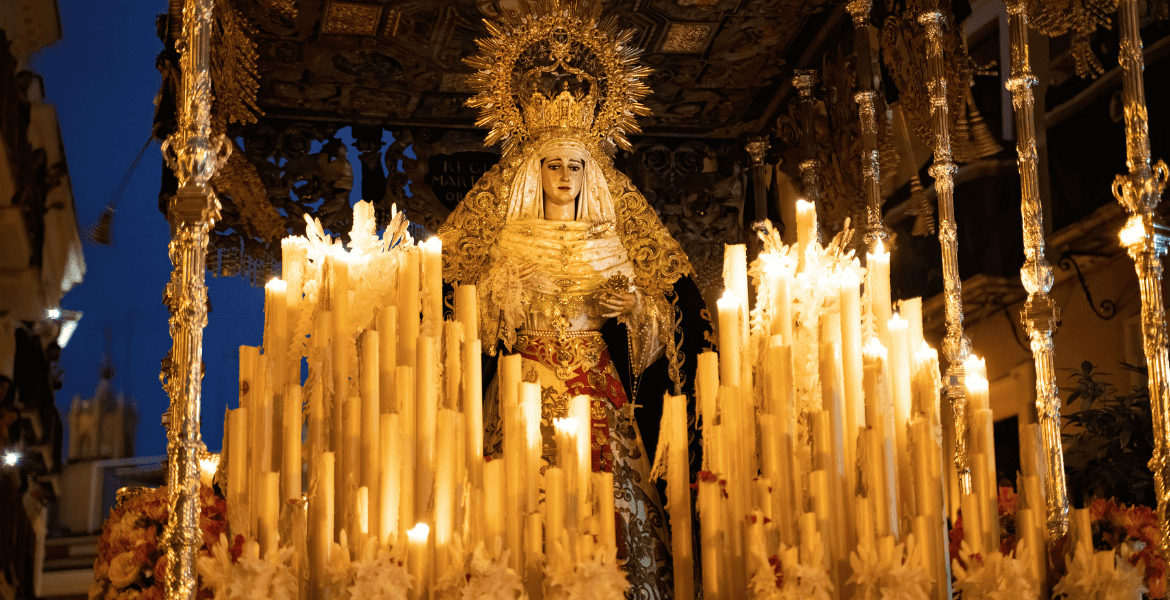 Altar de la Virgen de la Macarena en procesión religiosa en Madrid.