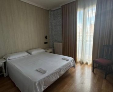 Habitación moderna en Hotel Madrid Río con cama doble y vistas a la ciudad. Diseño cómodo y acogedor en un entorno privilegiado cerca del río Madrid.