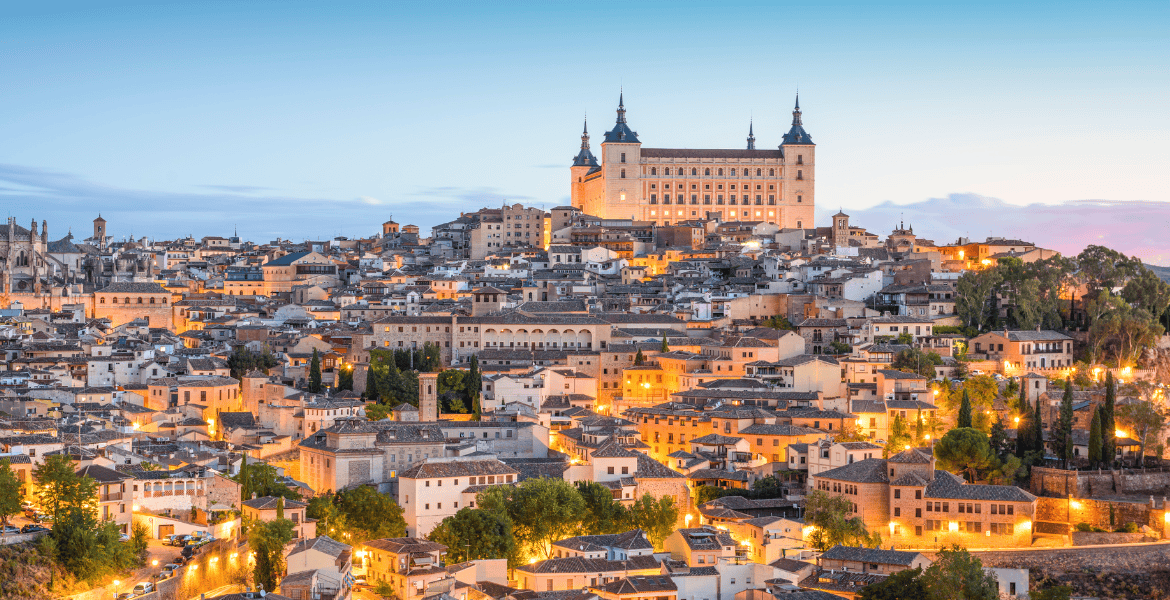 Castillo de Madrid desde la ciudad, vista panorámica de noche, turismo en Madrid, monumentos históricos, Hotel Madrid Río.