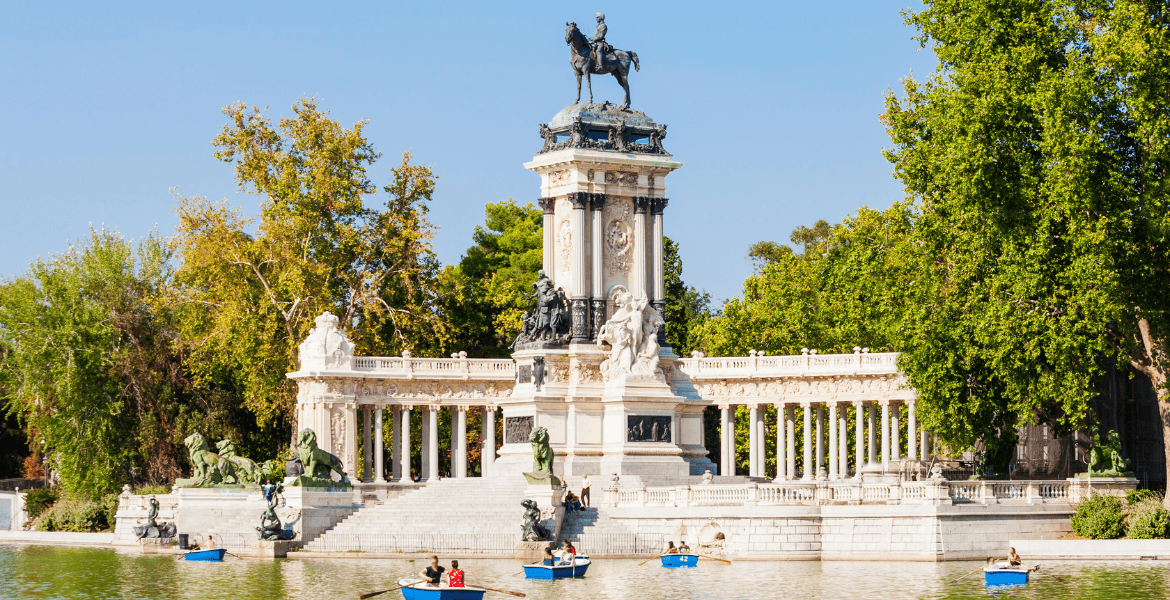 Fuente de Neptuno en el Parque del Retiro, Madrid, monumento histórico y turístico.