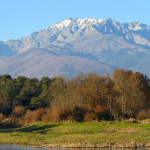 Paisaje de montaña nevadas y naturaleza en Madrid Río, entorno tranquilo y hermoso para descansar y explorar.