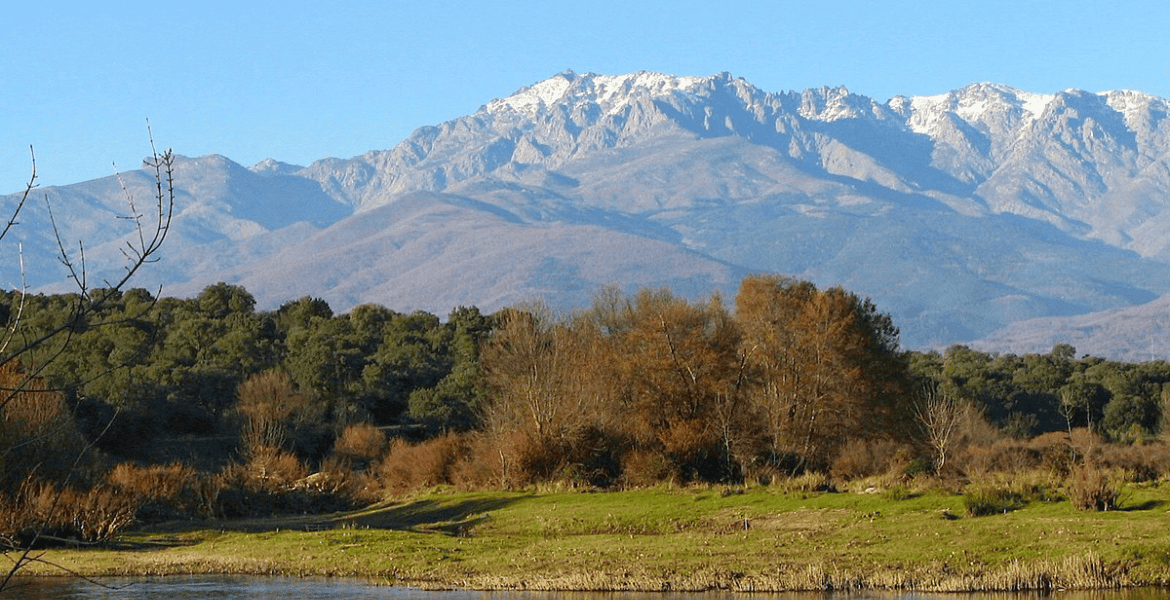Paisaje de montaña nevadas y naturaleza en Madrid Río, entorno tranquilo y hermoso para descansar y explorar.