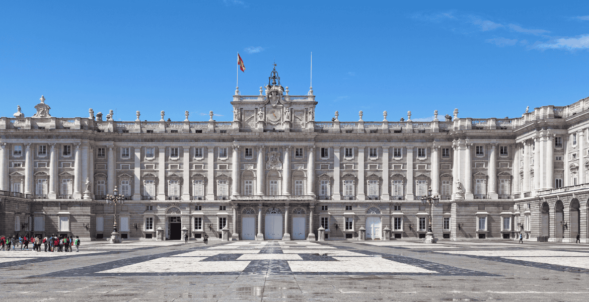 Majestuoso palacio histórico en Madrid, ejemplo de arquitectura clásica y cultura española, cercano al hotel Madrid Río, ideal para visitar en viajes a Madrid.