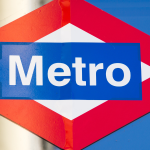 Letrero de metro en Madrid con señalización clara y moderna.