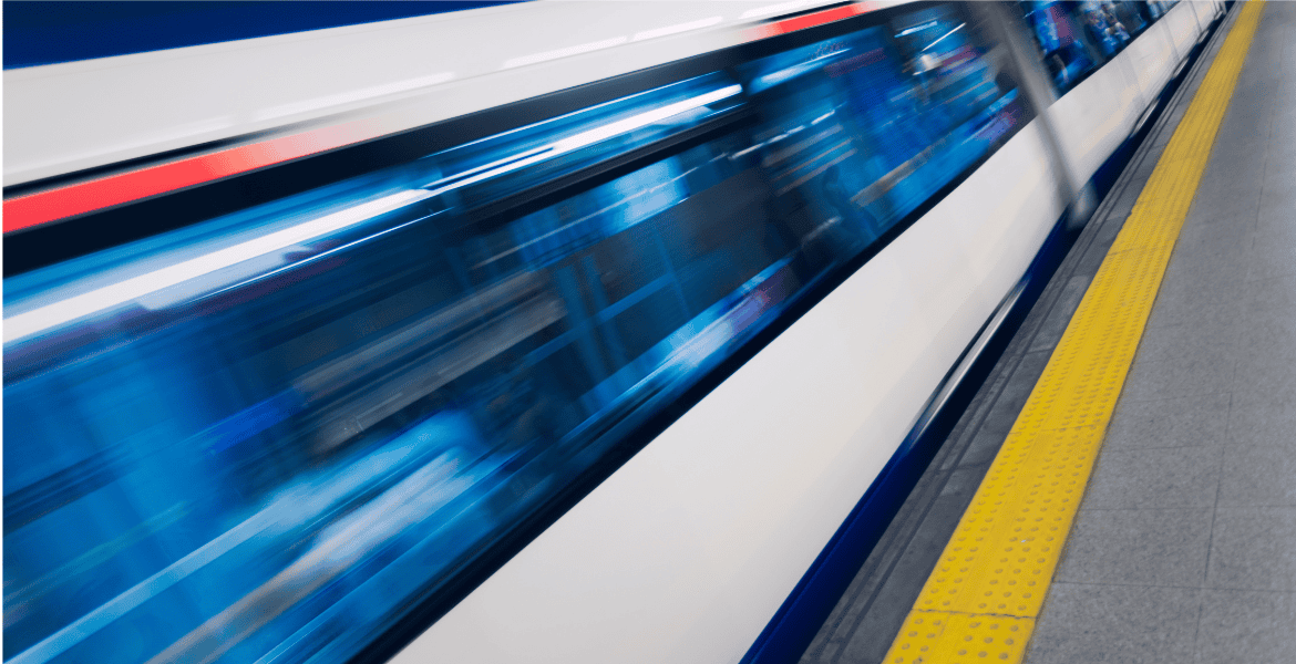 Vagón del metro en movimiento en la estación Madrid Río, servicio de transporte público en Madrid, accesible y eficiente.