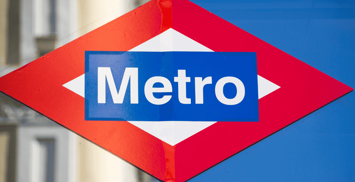 Letrero de metro en Madrid con señalización clara y moderna.
