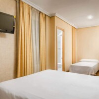 Habitaciones cómodas en Hotel Madrid Río con vistas agradables y servicios modernos para una estancia agradable en Madrid.
