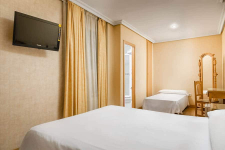 Habitaciones cómodas en Hotel Madrid Río con vistas agradables y servicios modernos para una estancia agradable en Madrid.