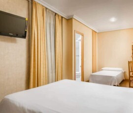 Habitaciones cómodas en Hotel Madrid Río con vistas agradables y servicios modernos para una estancia agradable en Madrid.