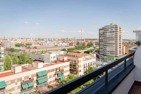Vistas panorámicas de Madrid desde un balcón, impresionantes edificios y skyline urbano con cielo despejado, ideal para alojamiento en Hotel Madrid Río.