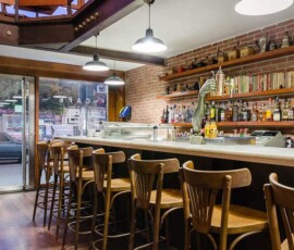 Techo de madera y ladrillos vista en bar de hotel en Madrid Río.