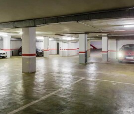 Amplio garaje subterráneo en Hotel Madrid Río con espacios de estacionamiento seguros y bien iluminados para huéspedes y visitantes.