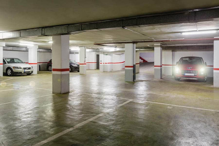 Amplio garaje subterráneo en Hotel Madrid Río con espacios de estacionamiento seguros y bien iluminados para huéspedes y visitantes.