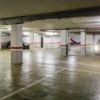 Amplio garaje subterráneo en Hotel Madrid Río con espacios de estacionamiento seguros y bien iluminados para huéspedes y visitantes.