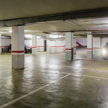 Amplio garaje subterráneo en Hotel Madrid Río con espacios de estacionamiento seguros y bien iluminados para huéspedes y visitantes.