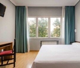 Habitación moderna y luminosa en Hotel Madrid Río con vistas al parque y Wi-Fi gratuito.