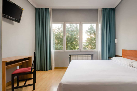 Habitación moderna y luminosa en Hotel Madrid Río con vistas al parque y Wi-Fi gratuito.