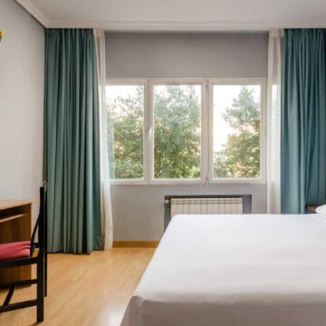 Habitación moderna y luminosa en Hotel Madrid Río con vistas al parque y Wi-Fi gratuito.