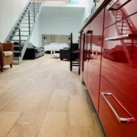 Amplia área de recepción en Hotel Madrid Río con diseño moderno y luminoso, ideal para huéspedes que buscan comodidad y estilo en su alojamiento en Madrid.