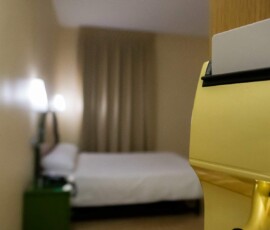 Tarjeta de crédito en la cama del hotel Madrid Río.