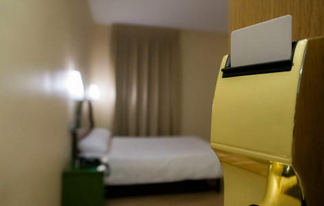 Tarjeta de crédito en la cama del hotel Madrid Río.