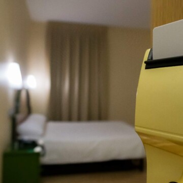 Tarjeta de crédito en la cama del hotel Madrid Río.
