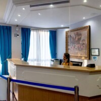 Recepción moderna del Hotel Madrid Río con atención al cliente en interior luminoso.