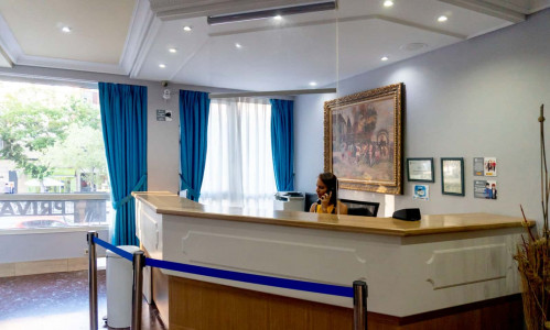 Recepción moderna del Hotel Madrid Río con atención al cliente en interior luminoso.