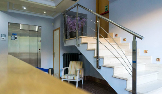 Escaleras modernas y elegantes en el Hotel Madrid Río, cerca del río y con fácil acceso, ideal para huéspedes que buscan comodidad y diseño contemporáneo.