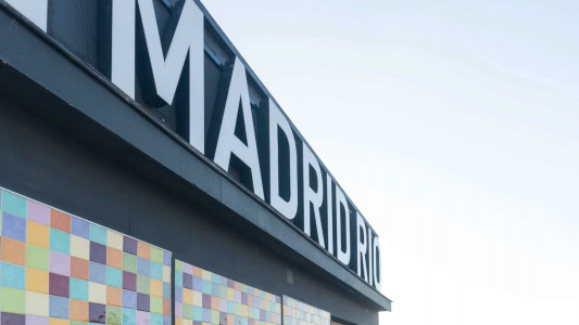 Fachada del hotel Madrid Río en Madrid, hotel cerca del río Manzanares, alojamiento en Madrid, hotel moderno con ubicación privilegiada, ciudad de Madrid, hospedaje urbano en España.