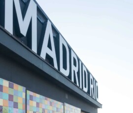 Fachada del hotel Madrid Río en Madrid, hotel cerca del río Manzanares, alojamiento en Madrid, hotel moderno con ubicación privilegiada, ciudad de Madrid, hospedaje urbano en España.