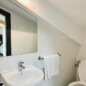 Lavabo y sanitario en habitación moderna del Hotel Madrid Río, alojamiento cómodo y céntrico en Madrid.