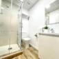 Lavabo y ducha moderna en hotel Madrid Río. Baño limpio y funcional con accesorios elegantes, ideal para estancias cómodas en Madrid.