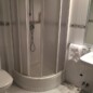 Espejo de baño con ducha de cabina en habitación de hotel Madrid Río, instalaciones modernas y cómodas para una estancia agradable en Madrid.