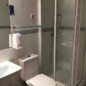 Banheiro privado com cômodo de banho em cabine de vidro na Casa Rural Madrid Rio, confortável e funcional, ideal para estadas em Madrid.