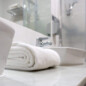 Toalla blanca en un baño moderno del Hotel Madrid Río.