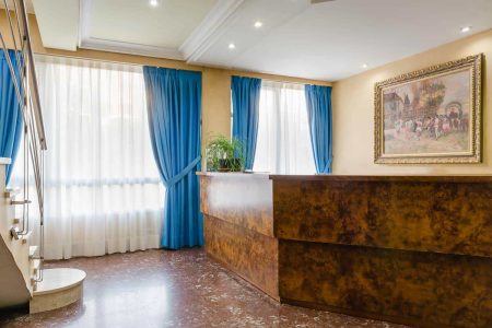 Entrada del hotel Madrid Río con recepción, decoración clásica y ambiente acogedor.