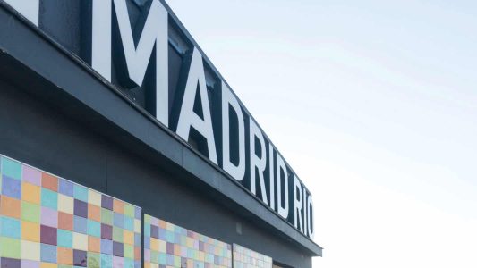 Hotel Madrid Río, centro de Madrid con alojamiento cómodo y vistas al río, cerca de parques y atracciones turísticas.